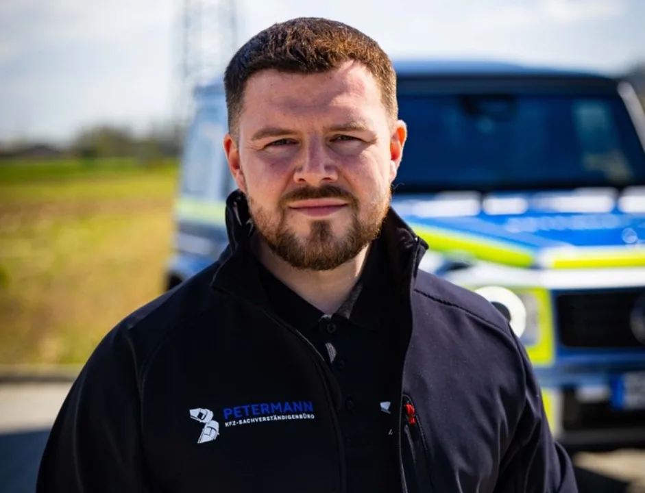 David Petermann, KFZ-Gutachter, vor seinem Einsatzfahrzeug